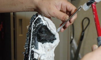石膏雌型から像を取り出す作業